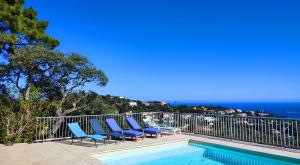 Saint-Peïre-sur-MerVilla Crystal River, piscine privée & vue mer sur Golfe de Saint Tropez的一个带椅子的游泳池,背景是大海