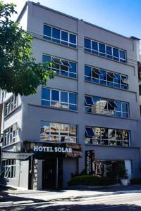 圣保罗Hotel Solar Paulista的前面有酒店溶剂标志的建筑