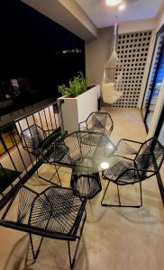 新巴利亚塔IYARI 2 bdr Apartment的阳台配有桌椅和秋千