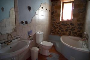 帕琉乔拉Elpida Country House -Paleochora-Anidri的浴室配有卫生间、浴缸和水槽。