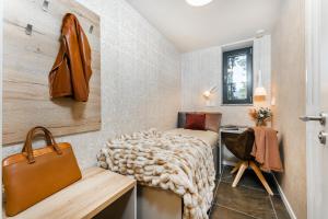 伏尔塔瓦河畔利普诺Apartament A121 Molo Lipno s infrasaunou - Residence Koubek的小房间设有一张床和一张书桌