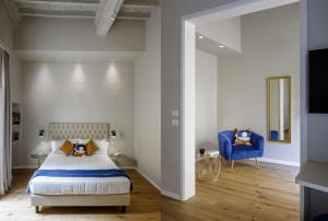 佛罗伦萨Dimora72的一间卧室配有一张床和一张蓝色椅子