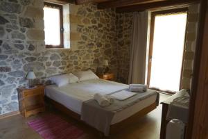 帕琉乔拉Elpida Country House -Paleochora-Anidri的一间卧室配有带毛巾的床