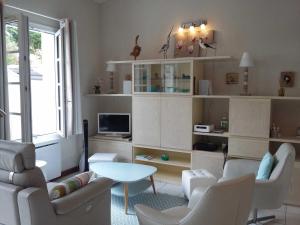 圣马丹德雷Appartement Saint-Martin-de-Ré, 3 pièces, 4 personnes - FR-1-544-10的客厅配有白色的椅子和桌子