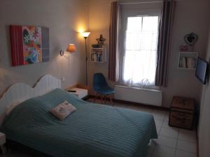 圣马丹德雷Appartement Saint-Martin-de-Ré, 3 pièces, 4 personnes - FR-1-544-10的一间卧室设有一张绿色的床和一个窗户。