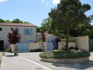 圣马丹德雷Appartement Saint-Martin-de-Ré, 3 pièces, 4 personnes - FR-1-544-10的树屋前的停车场