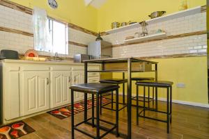 昂斯拉雷区La Vue的厨房配有3张吧台凳和1个柜台