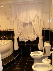 马达莱纳Moradia Familiar NovaVista - T3的浴室配有卫生间、浴缸和水槽。