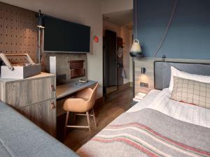 斯德哥尔摩斯堪迪克坎佩尔市区酒店的配有一张床和一张书桌的酒店客房