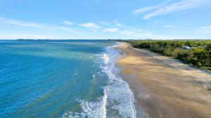 麦凯Comfort Resort Blue Pacific的享有海滩和海洋的空中景致