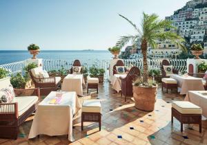 波西塔诺勒西雷纳斯酒店的一间设有桌椅的海洋餐厅
