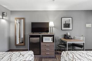 普雷斯科特山谷普雷斯科特谷绿树酒店的酒店客房设有两张床和一张书桌及电视