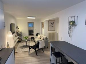 博伦多夫Gemütliche&Moderne Ferienwohnung Nähe Trier & Luxemburg的带沙发的白色客厅和客厅