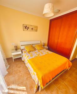 拉特吉塔Apartment in La Tejita 2的一间卧室配有一张带黄色毯子的大床