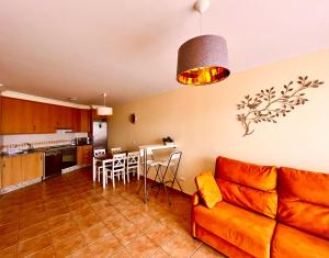 拉特吉塔Apartment in La Tejita 2的带沙发的客厅和厨房