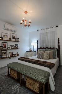 卡沃罗霍Hacienda Tres Casitas的一间卧室配有一张大床和一个吊灯。
