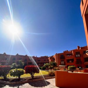 拉特吉塔Apartment in La Tejita 2的享有城市美景,拥有建筑和阳光