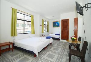 阿约拉港Hostal Gardner的一间卧室设有两张床、一张桌子和一个窗口