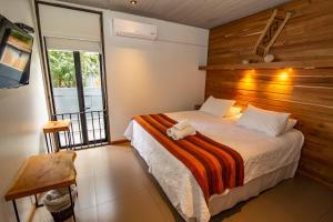 普孔Hotel Cumbres del Sur的一间卧室配有一张木墙床