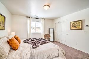 BellemontFamily-Friendly Home about 12 Mi to Downtown Flagstaff的一间卧室设有一张床和一个窗口