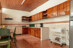 贾丁LUzArt的厨房配有木制橱柜、桌子和柜台。