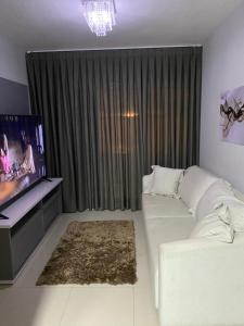 阿蒂巴亚Apartamento próximo da Lucas的客厅配有白色沙发和电视