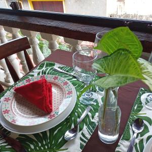 曼加拉蒂巴Pousada e restaurante Renascer的一张桌子,上面有一块蛋糕