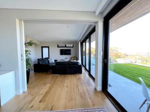 悉尼Balgowlah Paradise Apartment的客厅设有大型滑动玻璃门