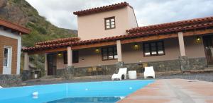 卡法亚特Las Piedritas Cafayate的房屋前有游泳池的房子