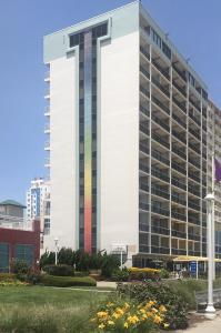 弗吉尼亚海滩弗尔赛欧度假酒店的一座高大的白色建筑,有彩虹