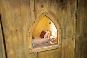 科灵伍德Ao Marama Retreat的卧室配有一面镜子的木墙