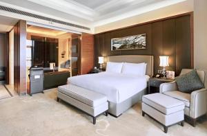 天津京基皇冠假日酒店客房内的一张或多张床位