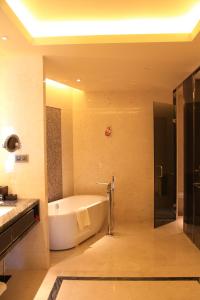 天津京基皇冠假日酒店的一间浴室