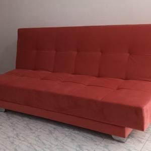 SantiagoGirasoles Tolu的红色沙发坐在房间里