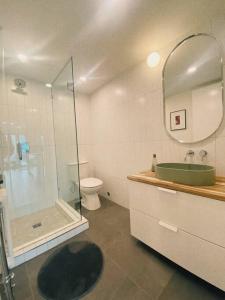 雷夫尔斯托克The Burrow - Downtown Revelstoke的带淋浴、盥洗盆和卫生间的浴室