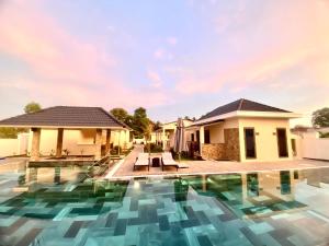 富国LAM BUNGALOW Resort & Spa的度假村内带游泳池的别墅