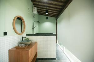 外南梦LAYANA FARMSTAY的一间带水槽和镜子的浴室