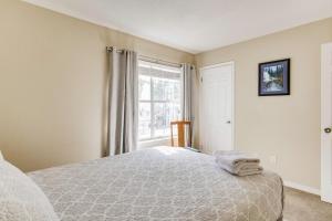 彭萨科拉Bayside Manor near Airport & Beaches的一间卧室设有一张床和一个窗口