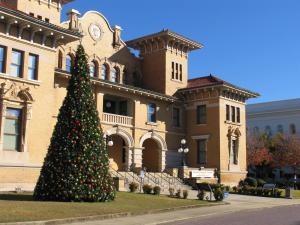彭萨科拉Bayside Manor near Airport & Beaches的一座大建筑前的圣诞树