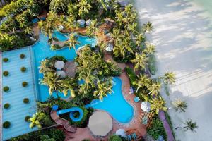 塔穆宁Dusit Beach Resort Guam的享有度假村游泳池的顶部景致