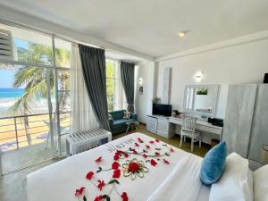 迪克韦勒Smeralda Beach Hotel Dikwella的一间卧室,床上放着鲜花