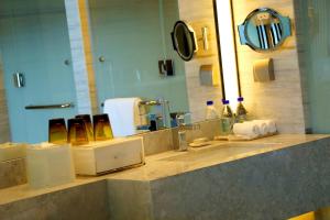 苏州苏州吴江盛虹万丽酒店的浴室柜台设有两个盥洗盆和镜子
