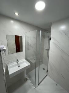 阿罗萨新镇布兰多明酒店的白色的浴室设有水槽和淋浴。