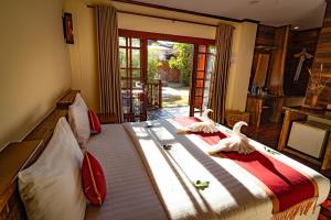 通奈潘海滩帕岸岛哈瓦那海滩度假酒店的一间卧室配有一张带两个天鹅的床