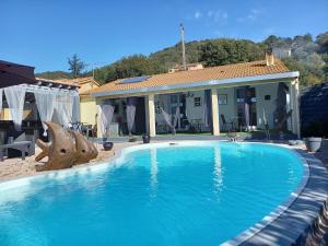 阿拉塔A Casa di Mariano的一座大蓝色游泳池,位于房子前