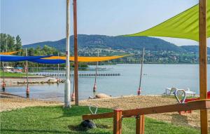 包道乔尼托毛伊Pihi Vendégház的海滩上摆放着遮阳伞和水体