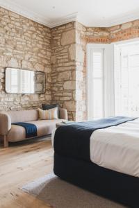 索伦托索伦托酒店的一间卧室设有两张床和石墙