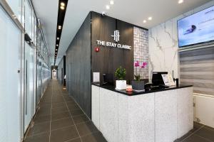 首尔The Stay Classic Hotel Myeongdong的科学家办公室的大厅,带柜台