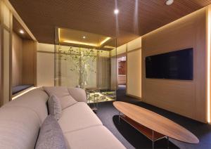 庆州UH Suite Gyeongju的客厅配有白色的沙发和木桌
