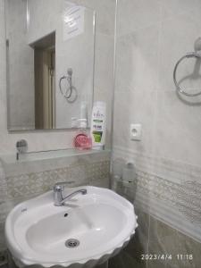 布哈拉Nur-Niso Guest House的浴室设有白色水槽和镜子